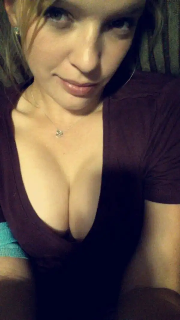 Sexy Cleavage Photos